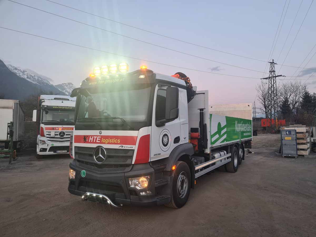 Mercedes Actros mit Kran