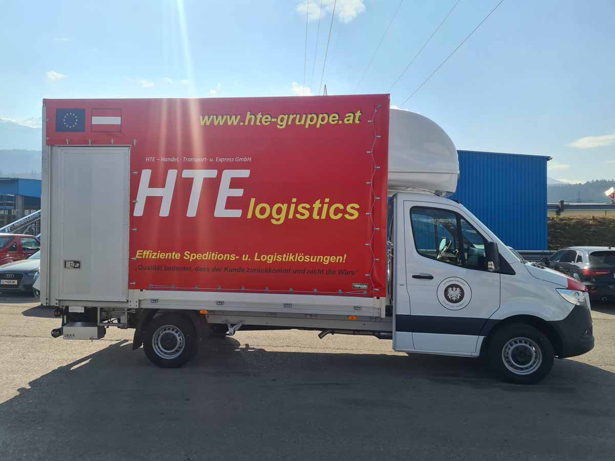 Mercedes Sprinter mit Planen- oder Kofferaufbau und Ladebordwand