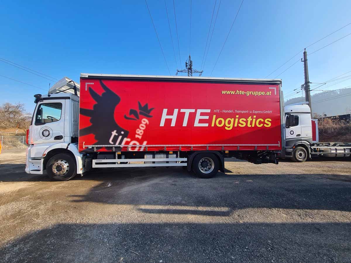 Mercedes Actros mit Planen- oder Kofferaufbau und Ladebordwand 